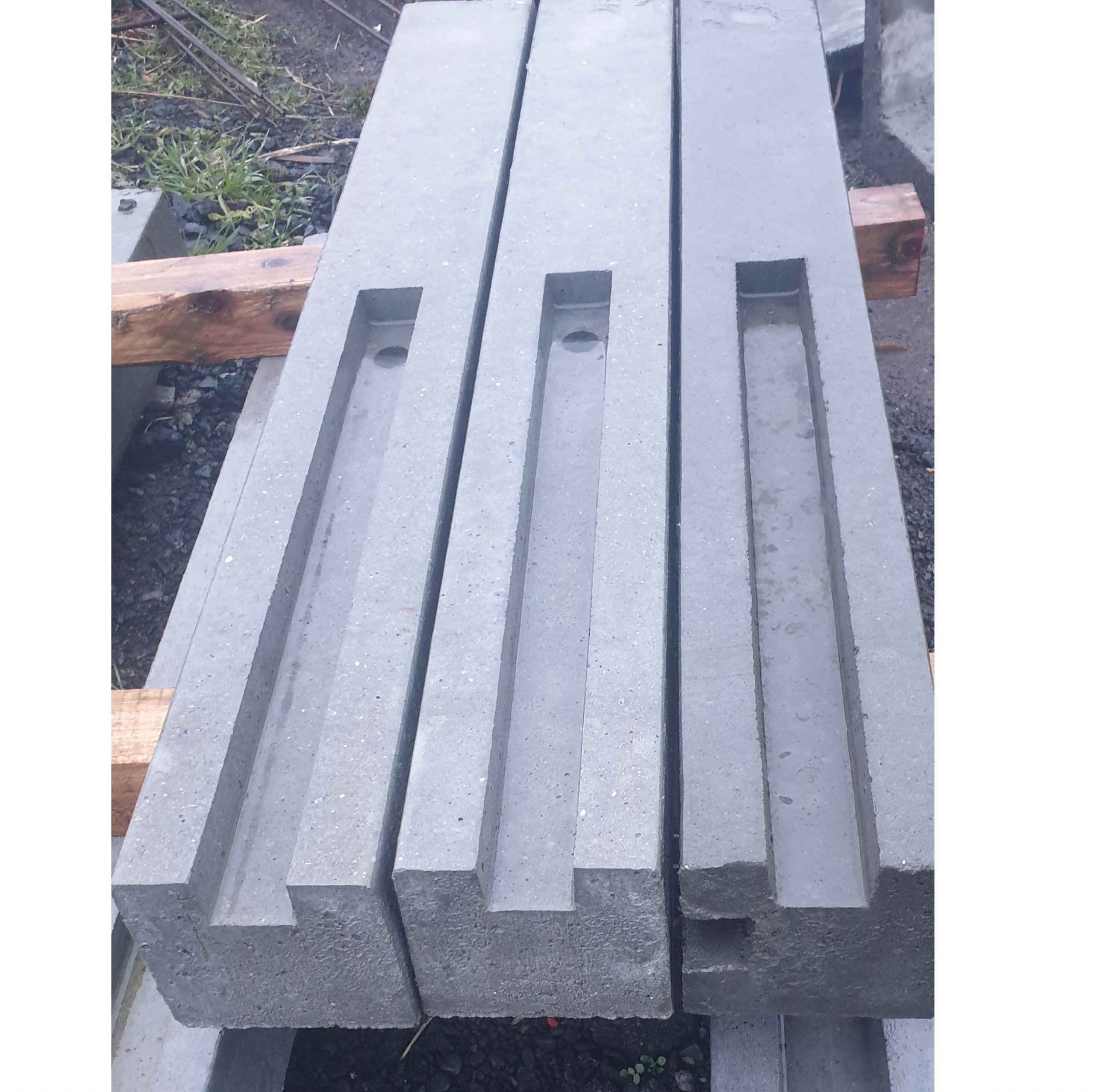 Korte gleufpalen betonplaten - tuinafsluitingshop